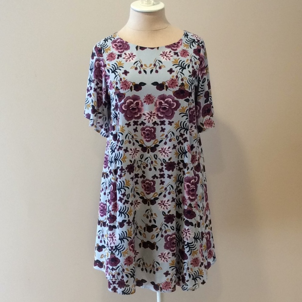 Dress With Flutter Sleeve And Open Back - image 1